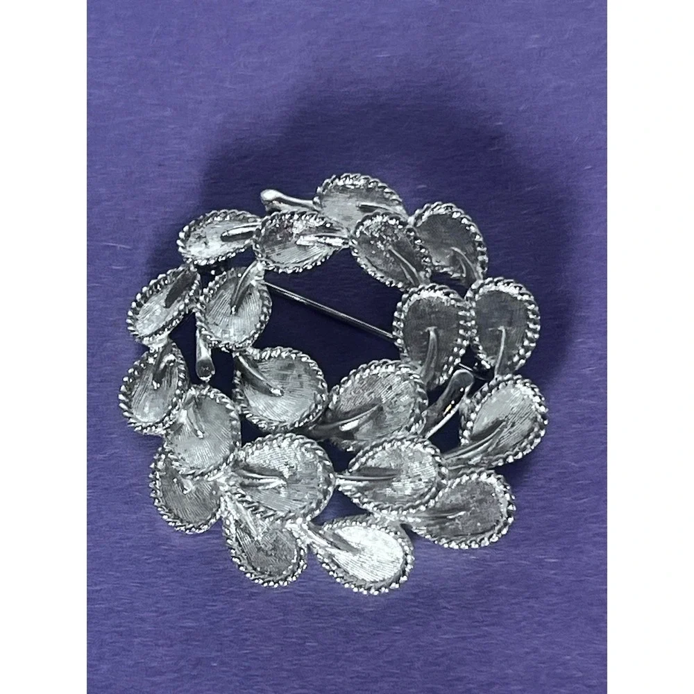 VTG Crown Trifari Circle Leaf  Pin Brooch Textured  Silver Tone Fashion Gift